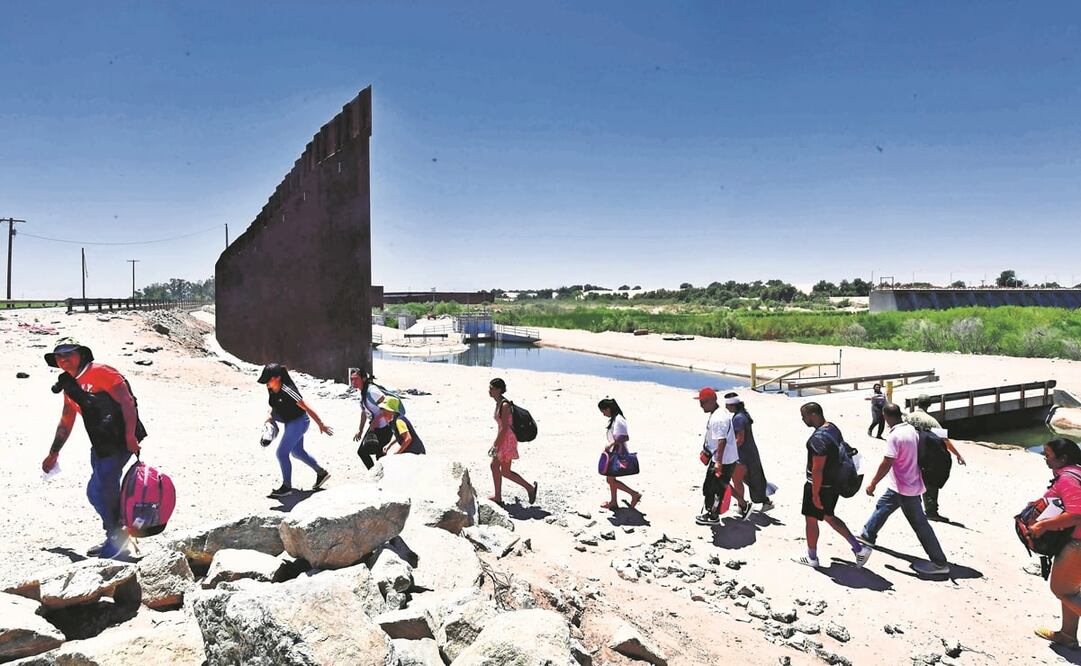 Migrantes cruzan a EU, a través de una brecha en el muro fronterizo de Algodones a Yuma. Foto: Archivo / AFP