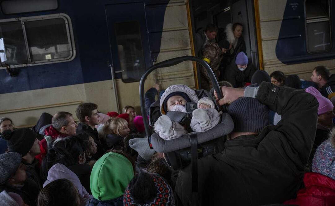 Personas se amontonan para poder abordar un tren con dirección a Lépolis, Ucrania. 4 de marzo de 2022. Foto: AP Photo/Emilio Morenatti 