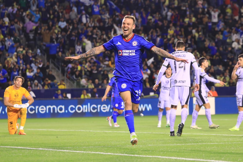 Carlos Rotondi remontó el clásico joven con un doblete / Foto: Cruz Azul