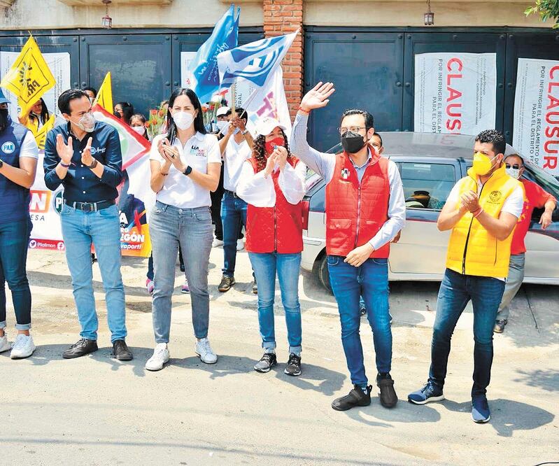 Lía Limón (de playera blanca) en un evento con simpatizantes del PRD, PAN y PRI. Foto: TOMADA DE TWITTER