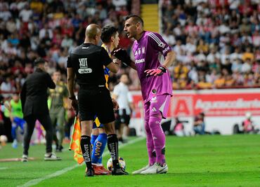 Nahuel Guzmán pide sanción a afición del Necaxa por grito homofóbico; "Alguien tiene que poner los huevos en la mesa"