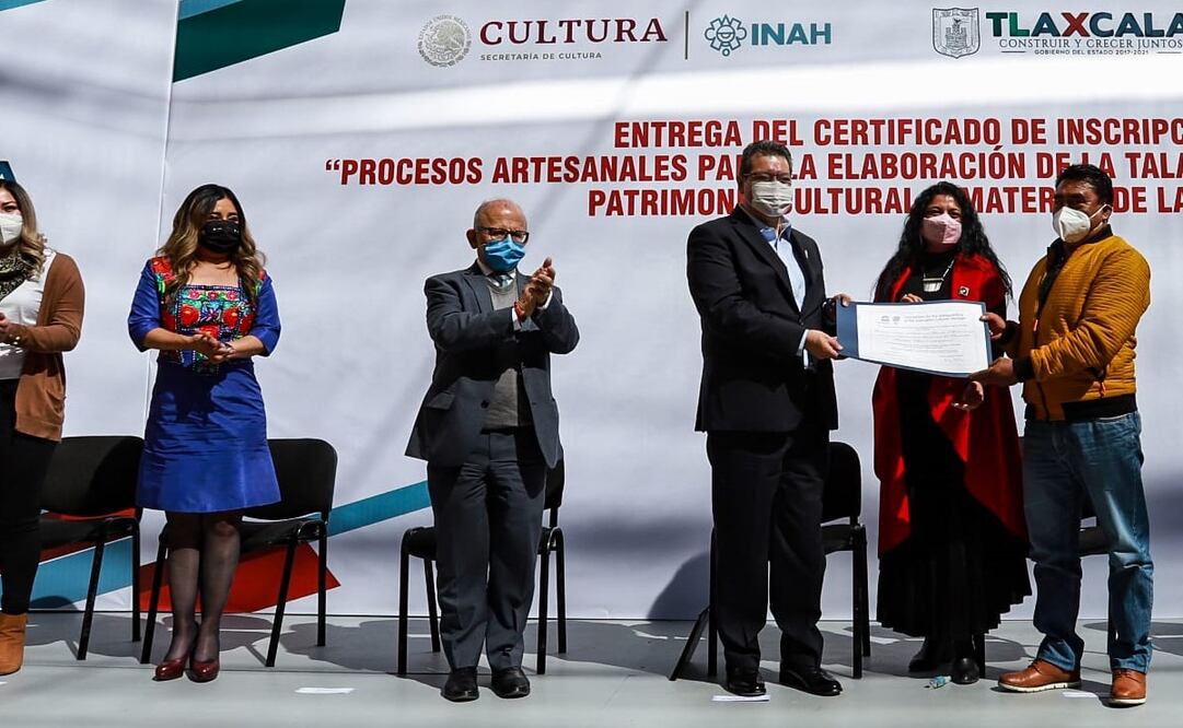 Alejandra Frausto y el Gobernador de Tlaxcala entregan registro. Foto: Cortesía