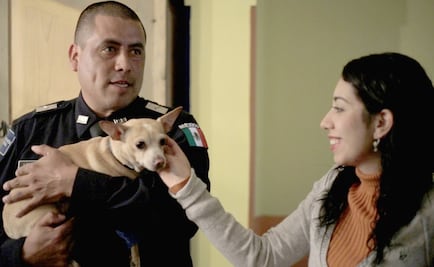 Policía se reúne con perrita que rescató de edificio derrumbado