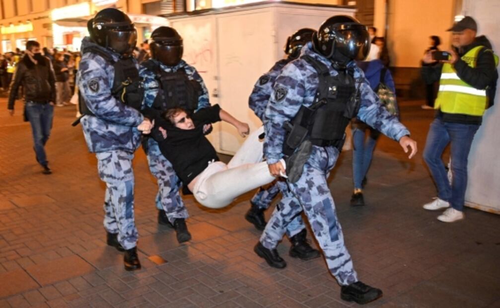 ¿Morir a santo de qué?" Protestas contra movilización en Ucrania dejan más de 400 detenidos en Rusia