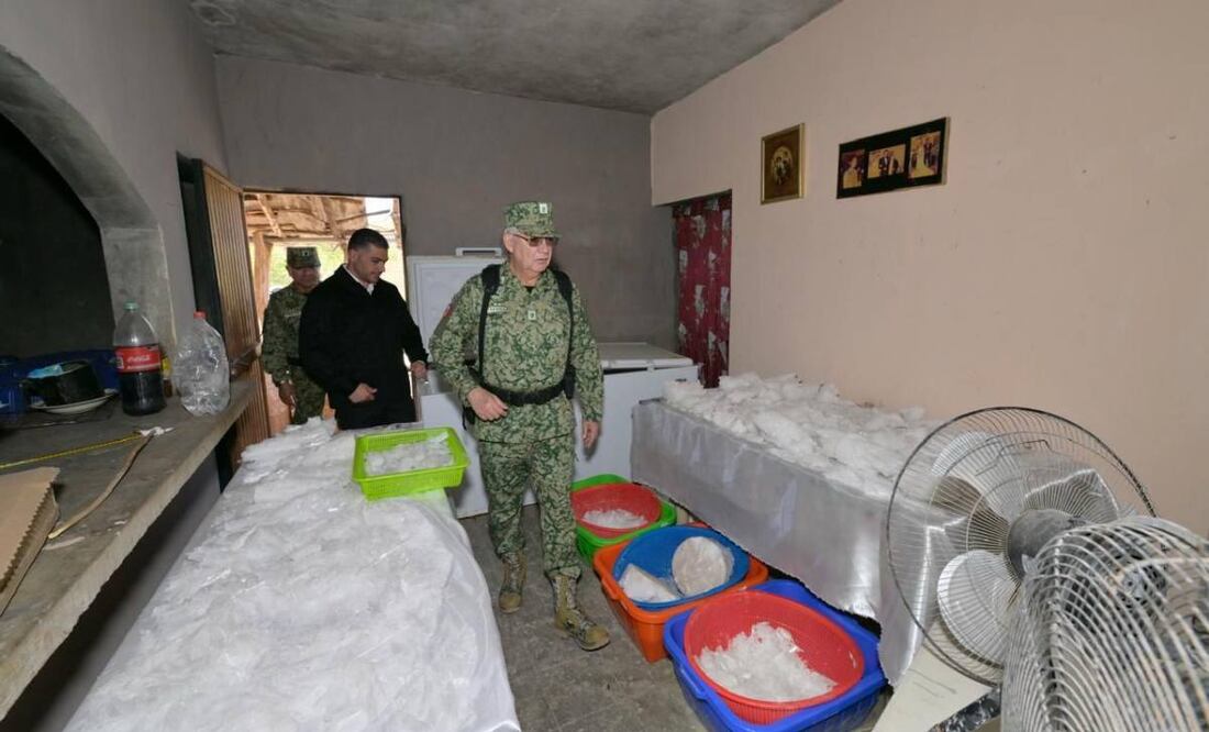 García Harfuch y Trevilla supervisan decomiso de casi 5 toneladas de metanfetaminas en Culiacán. Foto: Especial