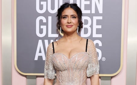 Salma Hayek deslumbra con vestido negro en Venecia y muestra con orgullo sus canas