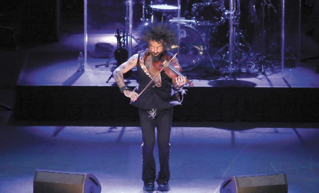 El músico interpretó covers y temas originales. Foto: CARLOS MEJIA. EL UNIVERSAL