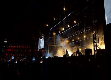 Interpol arma fiesta de rock en el Zócalo capitalino