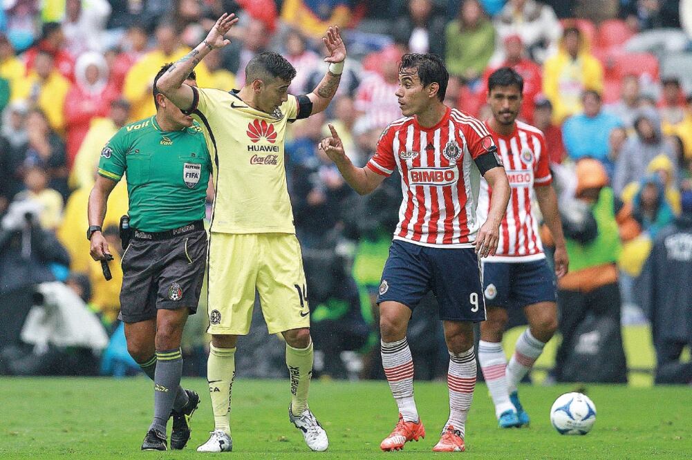 Rubens Sambueza (izq.), tras impedir un avance de Omar Bravo se hacen de palabras, que el silbante acalla y no pasa a mayores (ALEJANDRO VALENCIA. JAM MEDIA)