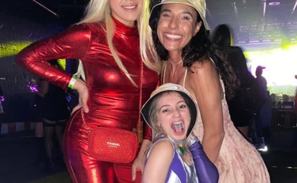 Tiene 23 años y parece una niña de 8