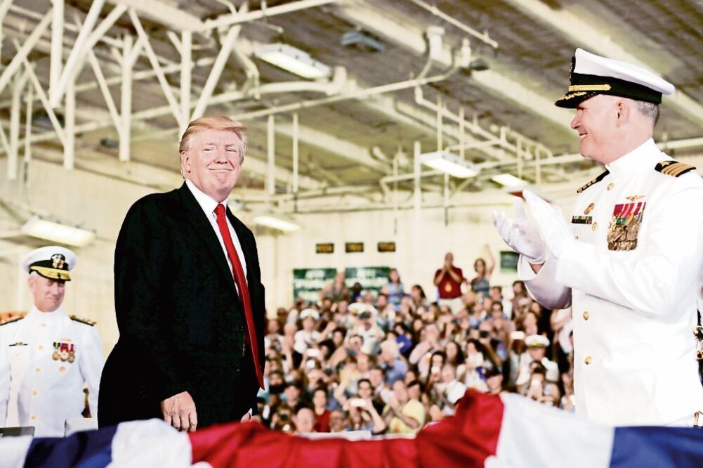 El presidente Donald Trump, participó en la ceremonia para poner en marcha la aeronave USS Gerald R. Ford en la estación naval de Norfolk, Virginia. (JONATHAN ERNST. REUTERS)