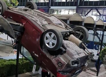 Auto cae desde tercer piso de estacionamiento de La Salle en la Condesa