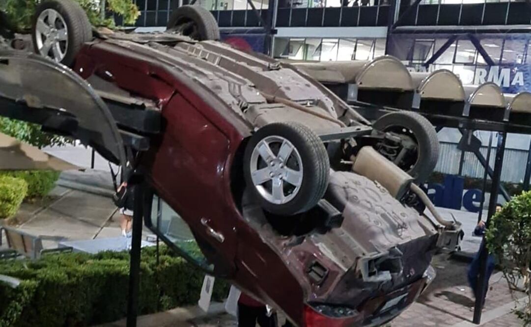 Auto que cayó desde el tercer piso del estacionamiento de la Universidad La Salle. Foto: captura de video tomado de @IrvingPineda