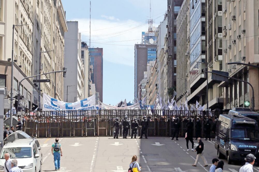 Manifestantes con carteles y mantas protestaron ayer contra las medidas económicas anunciadas por el presidente Macri (MARCOS BRINDICCI. REUTERS)
