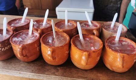 Prepara un cantarito con tequila al estilo Jalisco