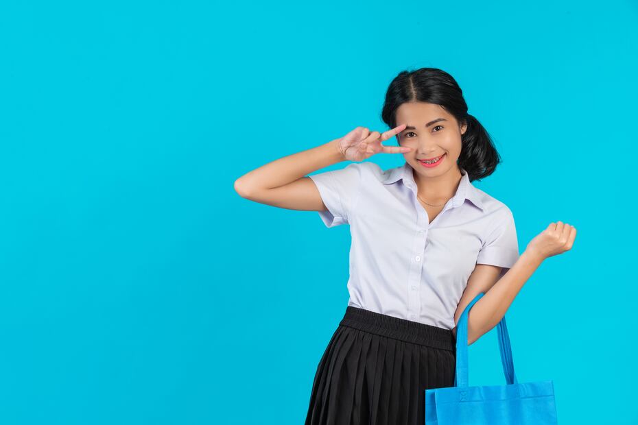 Previo al regreso a las aulas, Del Sol y Woolworth cuentan con ofertas en uniformes escolares. Foto: Magnific