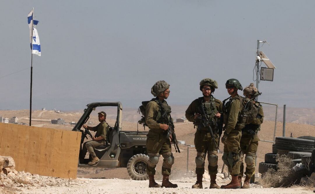 Según el Ejército, sus soldados dispararon contra el minibús después de efectuar "disparos de advertencia" hacia el "vehículo sospechoso", que continuó acercándose a las tropas "de una manera que causó una amenaza inminente para ellas". Foto: AFP