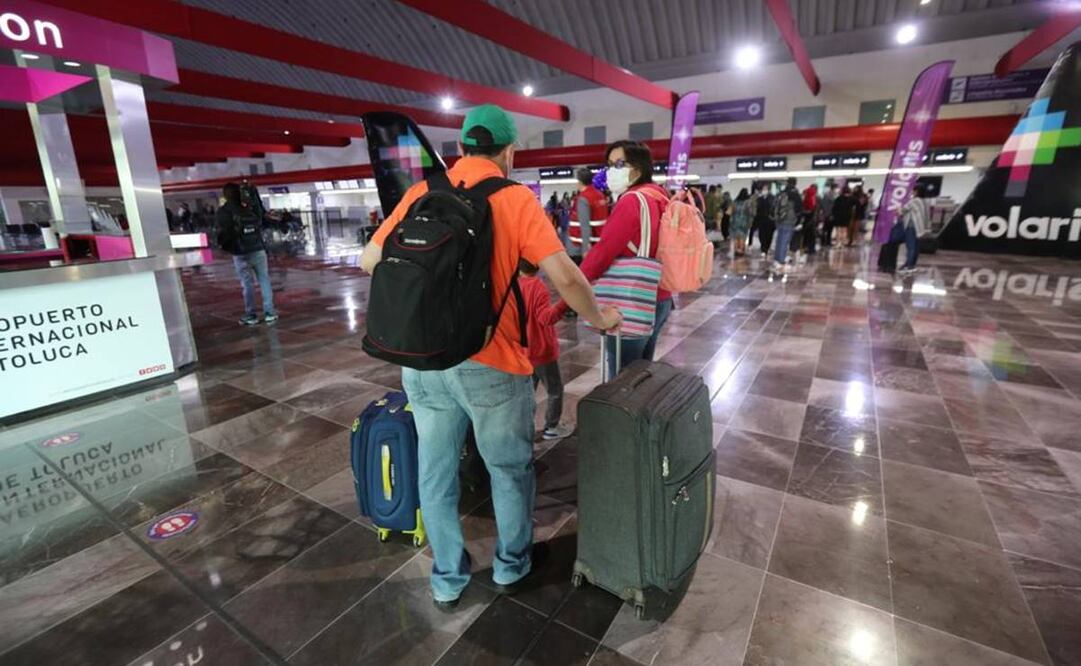 Varios pasajeros de la Ciudad de México y del Edomex arribaron al Aeropuerto Internacional de Toluca; dijeron preferir esta terminal sobre el AIFA y el AICM. Foto: Jorge Alvarado/EL UNIVERSAL