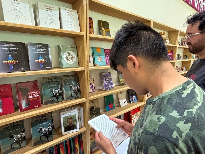 El 29 y 30 de agosto la editorial Era tuvo un espacio de venta en Los Pinos con un éxito de asistentes y lectores solidarios. Santiago Cadena / El Universal