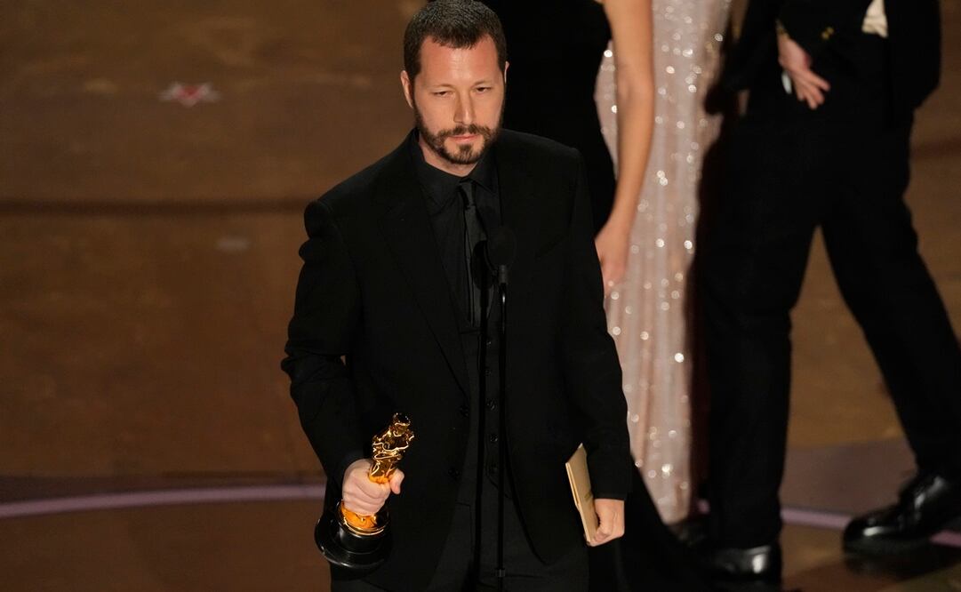 Mstyslav Chernov recibe el premio a mejor largometraje documental por "20 Days in Mariupol" en los Oscar 2024. Foto AP
