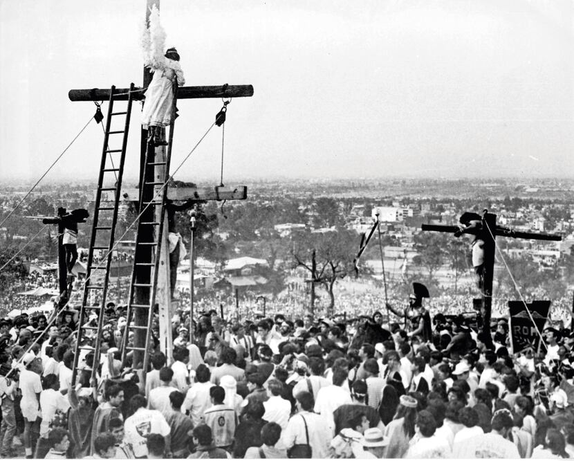 Cuando se construyó el camino de Ermita Iztapalapa, se decidió llevar la procesión hasta arriba del cerro.