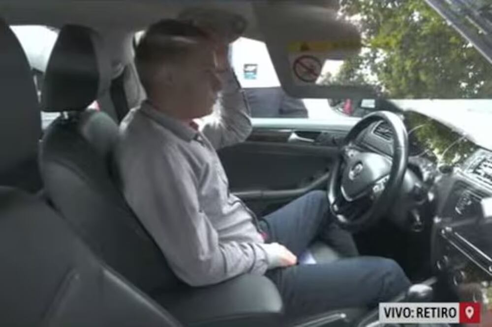 Según las primeras informaciones, el hombre, que dijo ser “diplomático”, no quiso presentar los papeles de su auto, así como tampoco someterse al control de alcoholemia. Foto: Captura de video