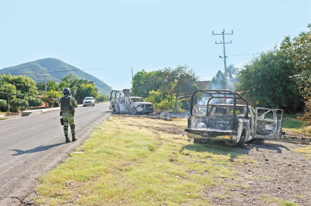 Los agentes policiales fueron atacados por más de 30 personas con armas de grueso calibre que viajaban en vehículos, al parecer blindados. Foto/CHARBELL LUCIO. EL UNIVERSAL