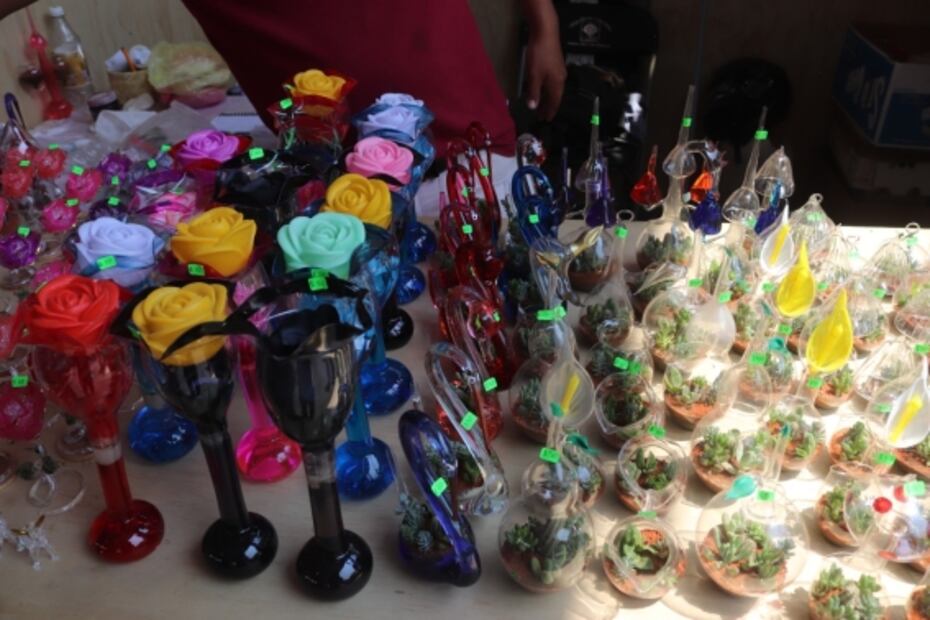 Con vasos y floreros, mantienen viva la tradición del vidrio soplado en Xochimilco