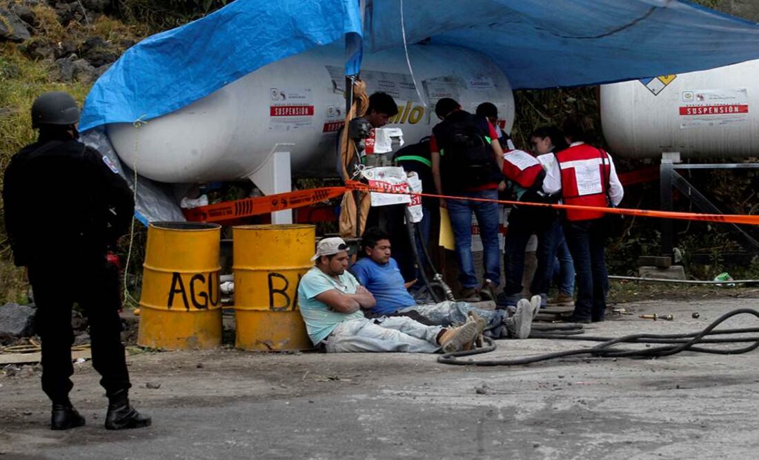 OPERATIVO. Policías capitalinos y personal de Protección Civil desmantelaron ayer tomas clandestinas de gas, que operaba pese a anteriores clausuras en Tlalpan. Además fueron detenidas dos personas