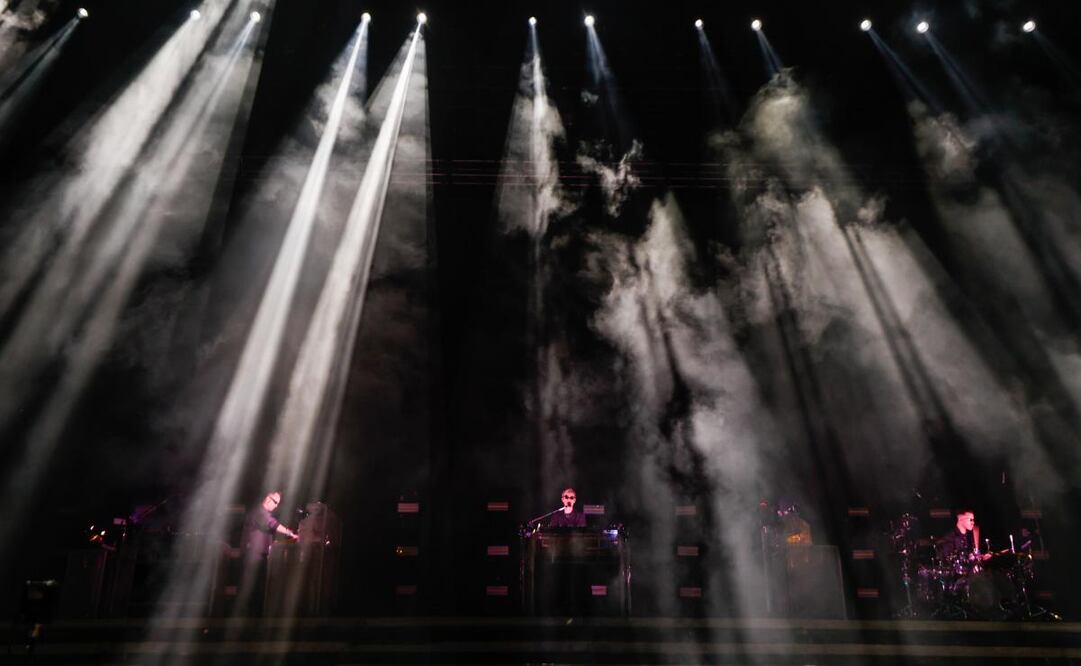 El grupo de dance alternativo australiano, Rüfüs Du Sol, durante su participación en el escenario principal del Vive Latino en su edición XXV. Foto: Diego Simón Sánchez | El Universal