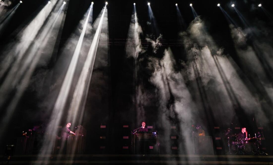 El grupo de dance alternativo australiano, Rüfüs Du Sol, durante su participación en el escenario principal del Vive Latino en su edición XXV. Foto: Diego Simón Sánchez | El Universal