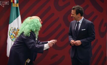 Loret y Brozo van a la "mañanera" y le dejan cubrebocas a AMLO