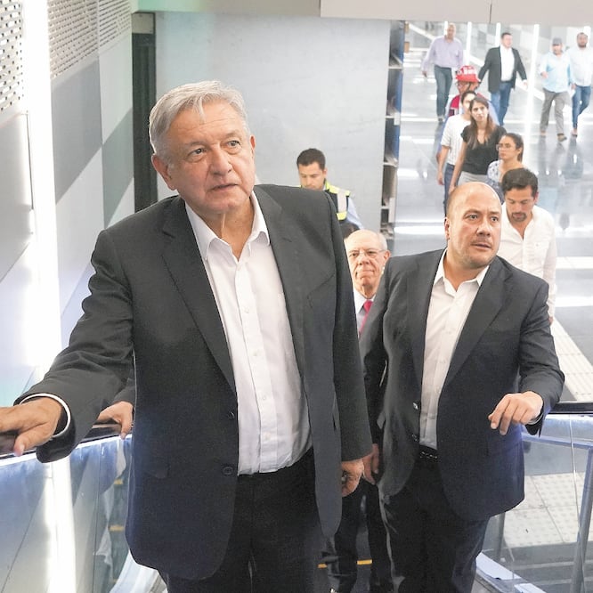 Andrés Manuel López Obrador viajó a Guadalajara para reunirse con empresarios de la Cámara de Comercio y también realizó un recorrido, junto con el gobernador Enrique Alfaro, por las obras del Tren Rápido de la capital. Foto/PRESIDENCIA