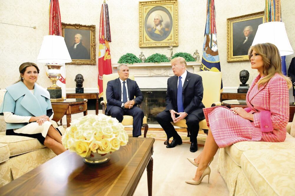El presidente estadounidense Donald Trump (atrás, a la derecha) y su esposa Melania (al frente, a la derecha), recibieron ayer al mandatario colombiano Iván Duque y su esposa María Juliana Ruiz, en la Casa Blanca. Foto: CARLOS BARRIA. REUTERS