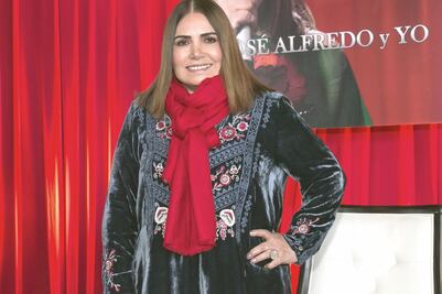 Tania aún le sigue cantando a "El Rey"