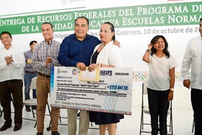 Astudillo da 21 mdp a normales del estado