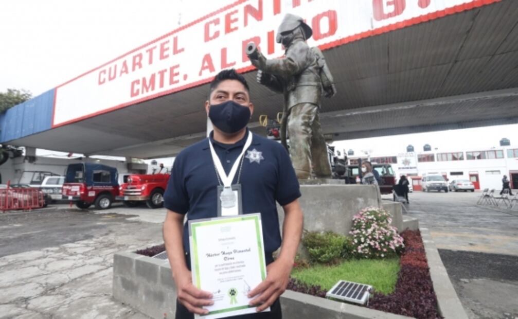 Reconocen a policías bomberos que rescataron a perritos del socavón en Puebla
