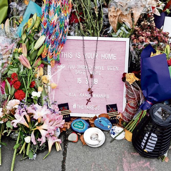 Duelo. Una ofrenda está afuera de la mezquita donde un sujeto transmitió vía Facebook cómo mataba a fieles. EDGAR SU. REUTERS