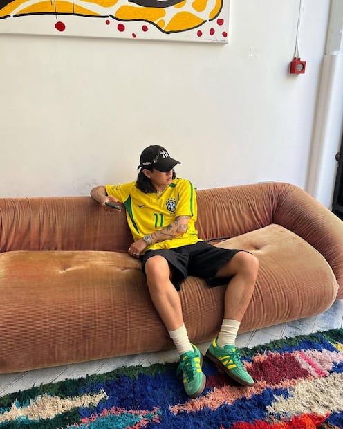Unos tenis que contrasten con tu jersey para darle un pop de coor. Foto: Instagram @springyusa