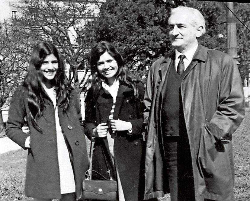 Héctor Oesterheld
junto a sus hijas Marina y Estela./ Gobierno de Argentina, tomadas del libro “Los Oesterheld”, de Fernanda Nicolini y Alicia Beltrami.