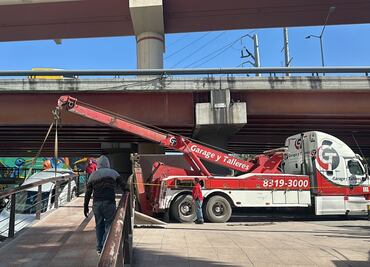 Adulto mayor cae con su automóvil al canal del Paseo Santa Lucía en Monterrey; resulta ileso