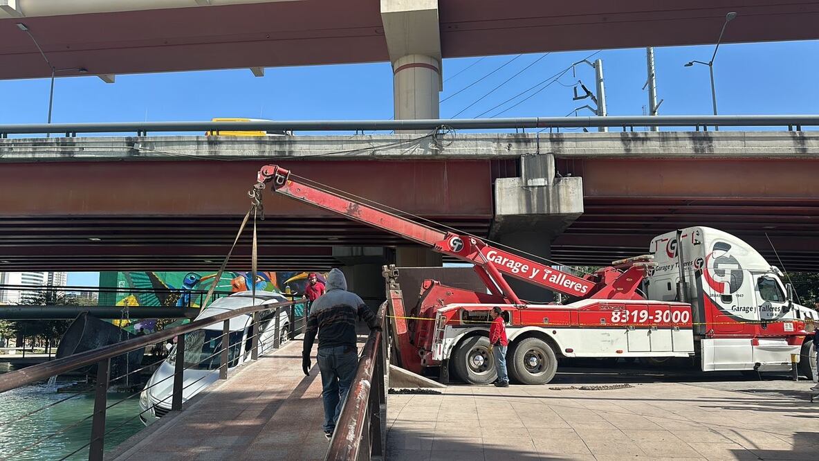Un hombre de la tercera edad, cayó con su vehículo al canal del Paseo de Santa Lucía en Monterrey, Nuevo León. (Foto: especiales)