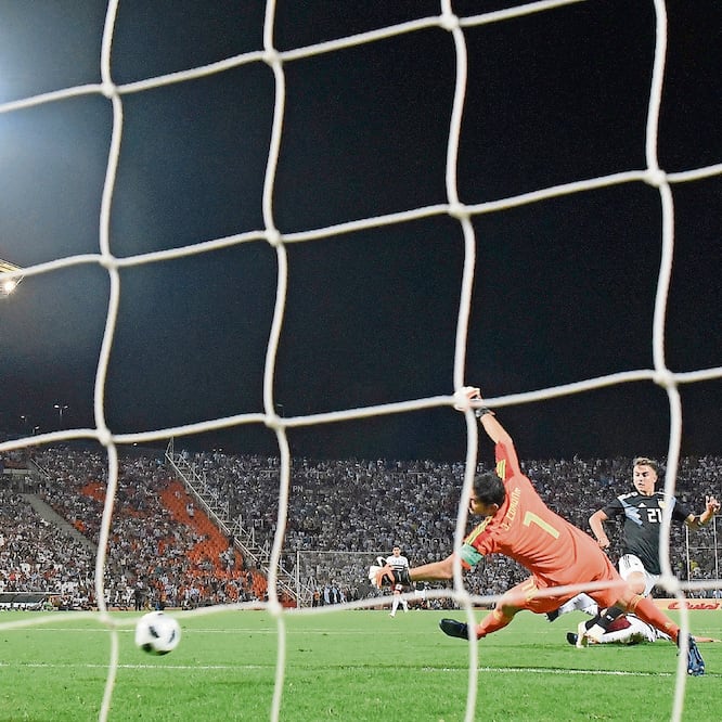 Jesús Corona se llevó también dos goles del conjunto argentino. Foto: Gustavo Garello. ap 