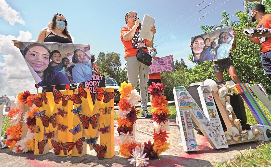 Activistas en Miami demandan al gobierno de Joe Biden que frene todas las deportaciones en el país. Foto: AP.