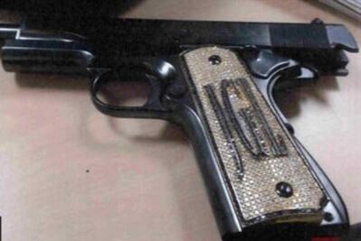 Sale a relucir pistola con diamantes en juicio de “El Chapo”