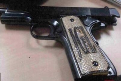 Sale a relucir pistola con diamantes en juicio de “El Chapo”
