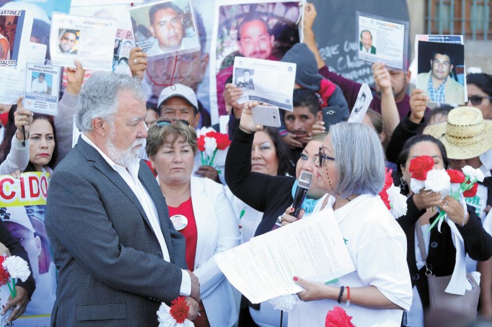Alejandro Encinas recibió a cientos de familiares de desaparecidos que llegaron a Palacio Nacional y escuchó algunas de sus historias. Foto/GERMÁN ESPINOSA. EL UNIVERSAL