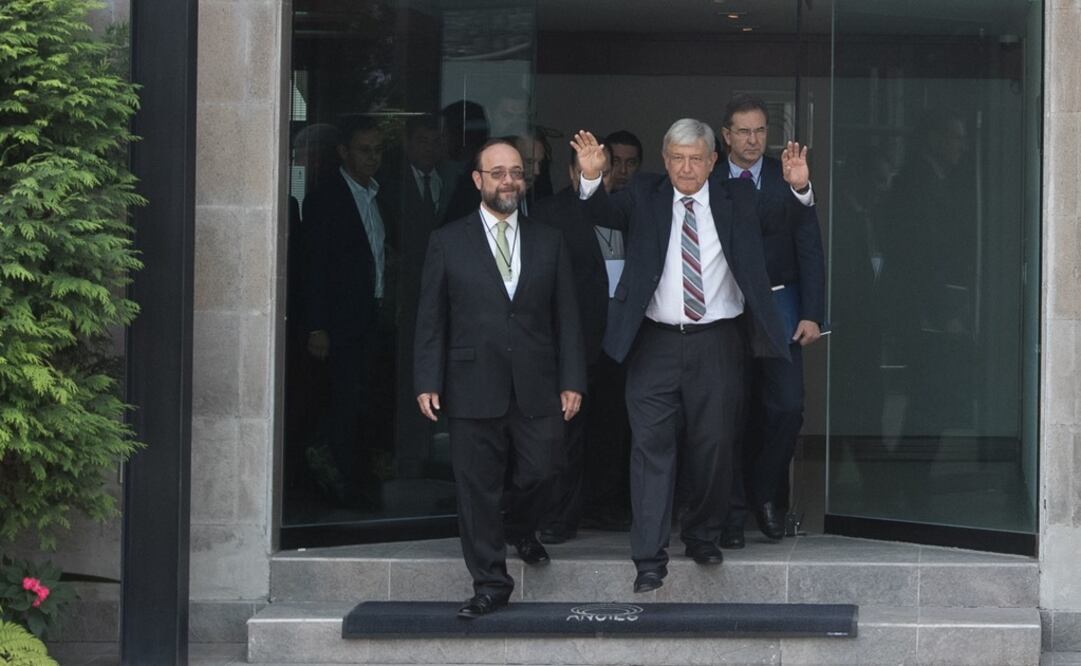 AMLO sale de reunión con integrantes de la Asociación Nacional de Universidades e Instituciones de Educación Superior. Foto: Germán Espinosa / EL UNIVERSAL