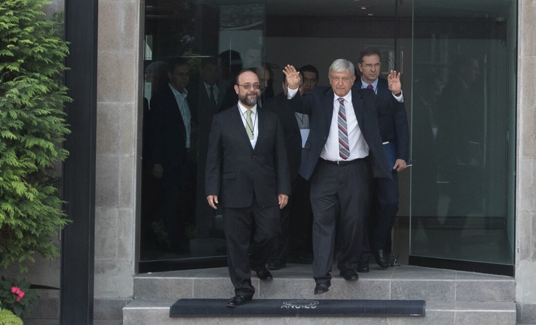 AMLO sale de reunión con integrantes de la Asociación Nacional de Universidades e Instituciones de Educación Superior. Foto: Germán Espinosa / EL UNIVERSAL