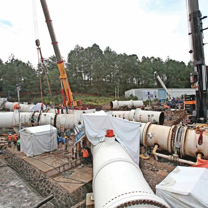En Villa de Allende, en donde se realizan los trabajos, una de las piezas quedó inclinada, por lo que tuvieron que recortarla para nivelarla y reforzar soldaduras. JORGE ALVARADO. EL UNIVERSAL